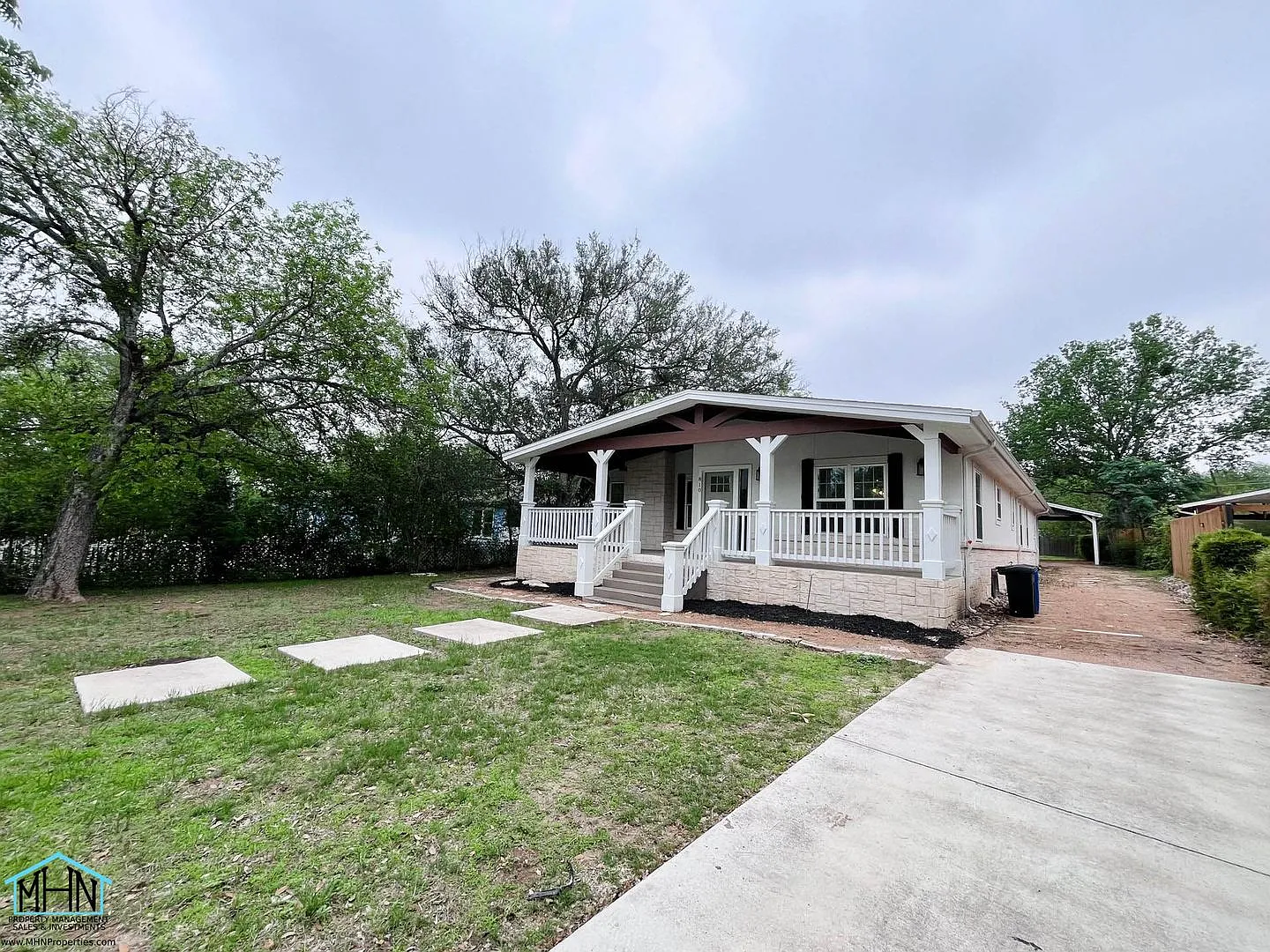 Welcome to your dream home nestled in the prestigious neighborhood of Terrell Hills, Texas. — Photo 2