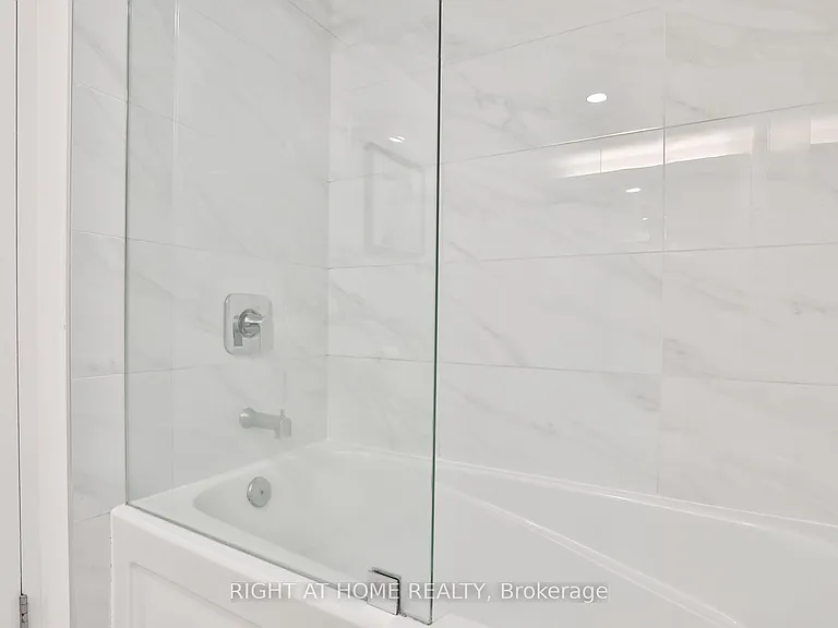 1005 King St W #613 — Photo 13