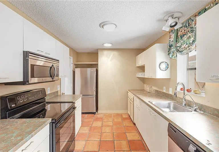 916 Mendoza Blvd — Photo 3
