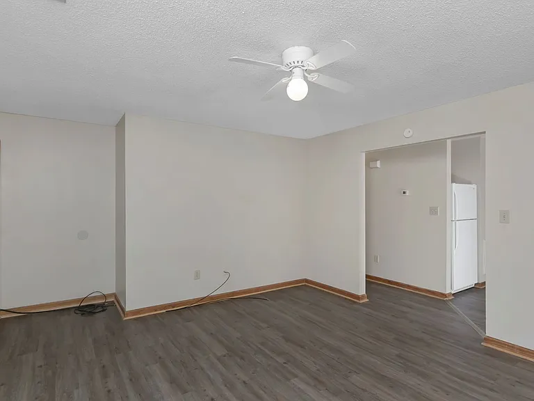 122 Hazelwood Ct — Photo 6