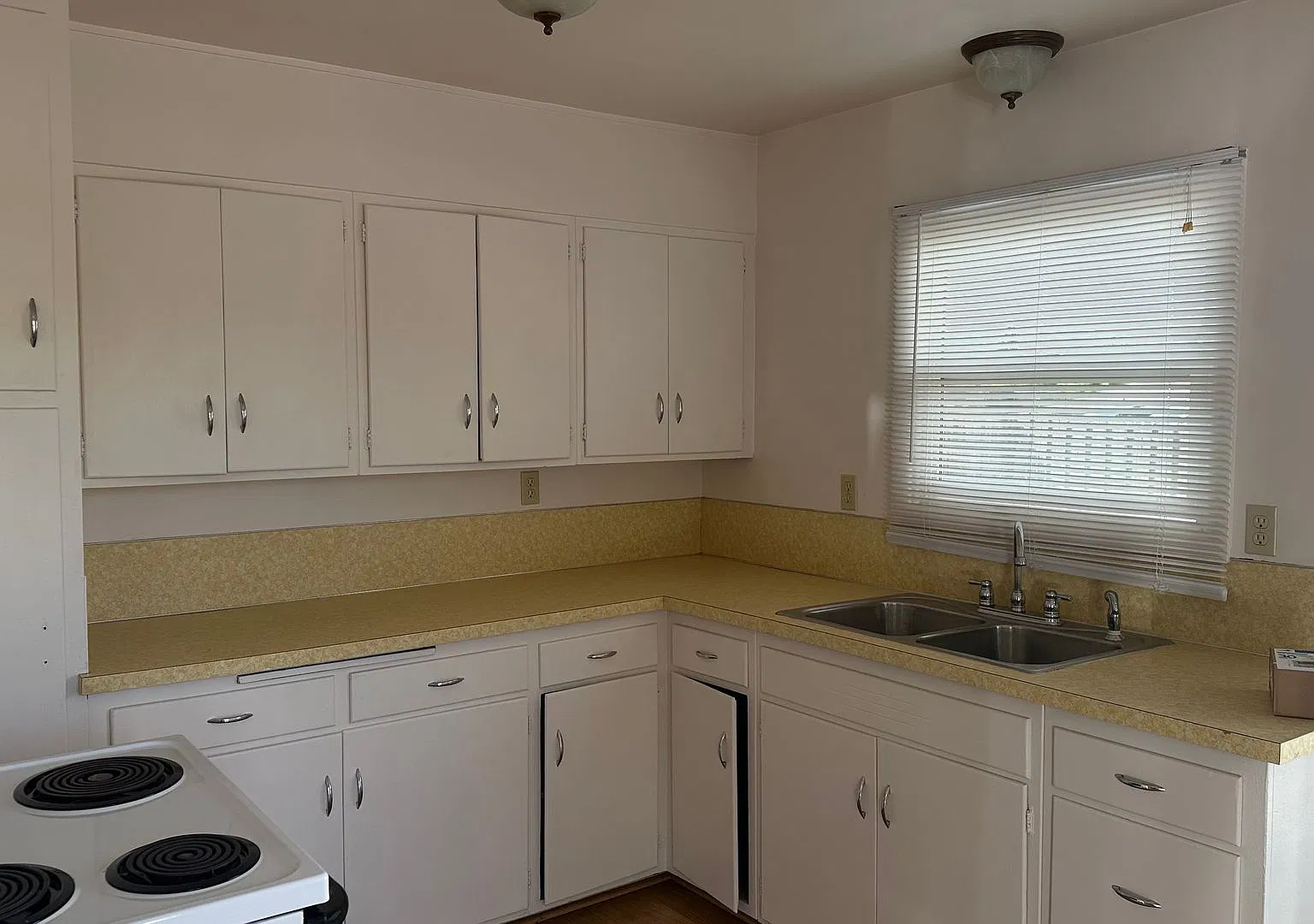 2 Bedroom 1 Bath House in Green — Photo 3