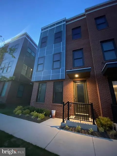 3 bed, 4.0 bath, 2200 sqft, $3,850 — Photo 1