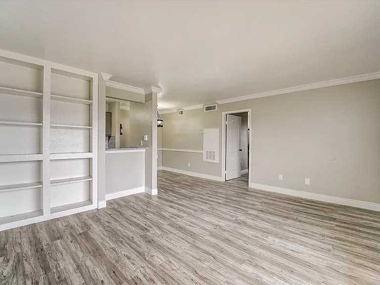 Del Mar Apartments — Photo 23