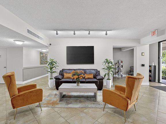 5th image of 3900 Oaks Clubhouse Drive #410