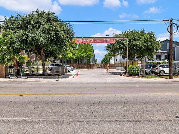 4th image of 831 S Flores St Ste 3214