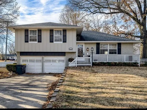 8844 Summit St, Kansas City, MO 64114