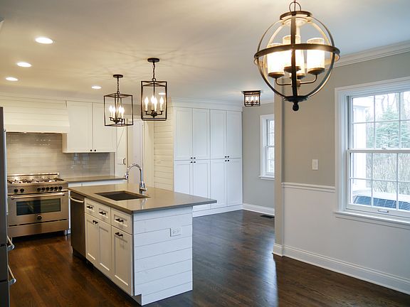 3rd image of 1637 Blackthorn Dr