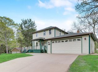 10435 Olympic Cir, Eden Prairie, MN 55347