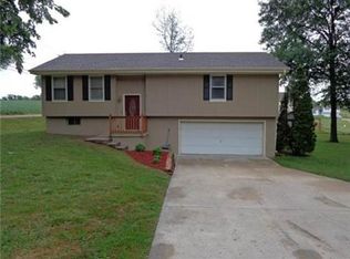 335 Matthews Ln, Gower, MO 64454