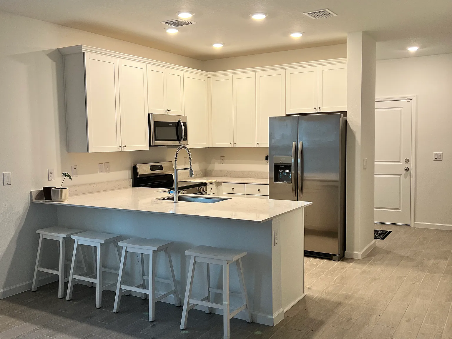 3 bed, 2.5 bath, 1820 sqft, $2,200 — Photo 4