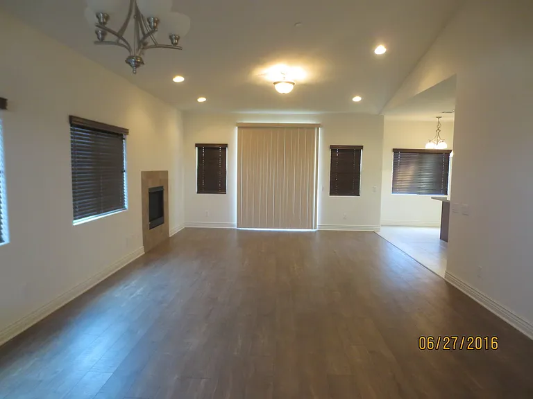 305 Hampton Dr — Photo 5