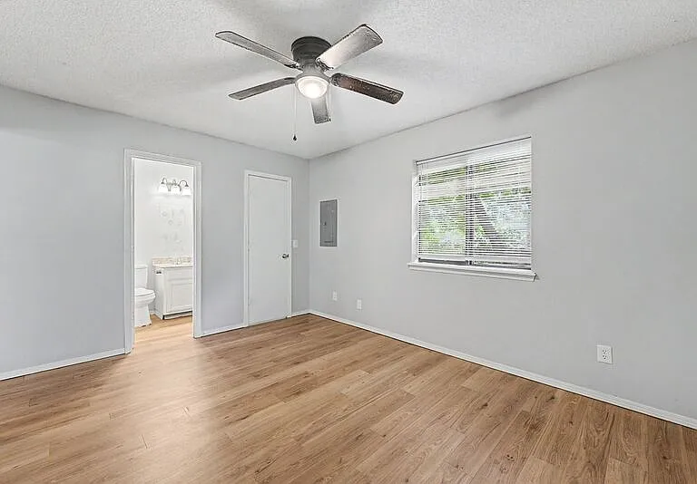 1037-1045 S Happy Hollow Rd — Photo 32