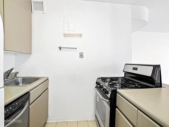 5th image of 400 E 70th St APT 1206
