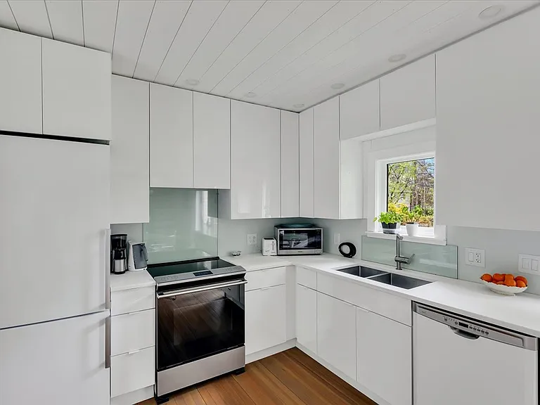 116 Catherine St — Photo 14