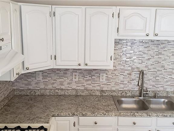 4th image of 404 Carrington Ave