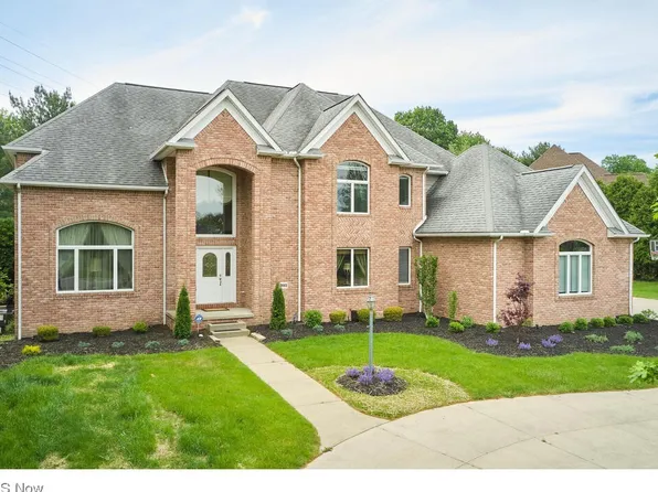 3665 N Shore Dr, Akron, OH 44333