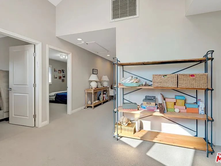 4952 Placidia Ave — Photo 22
