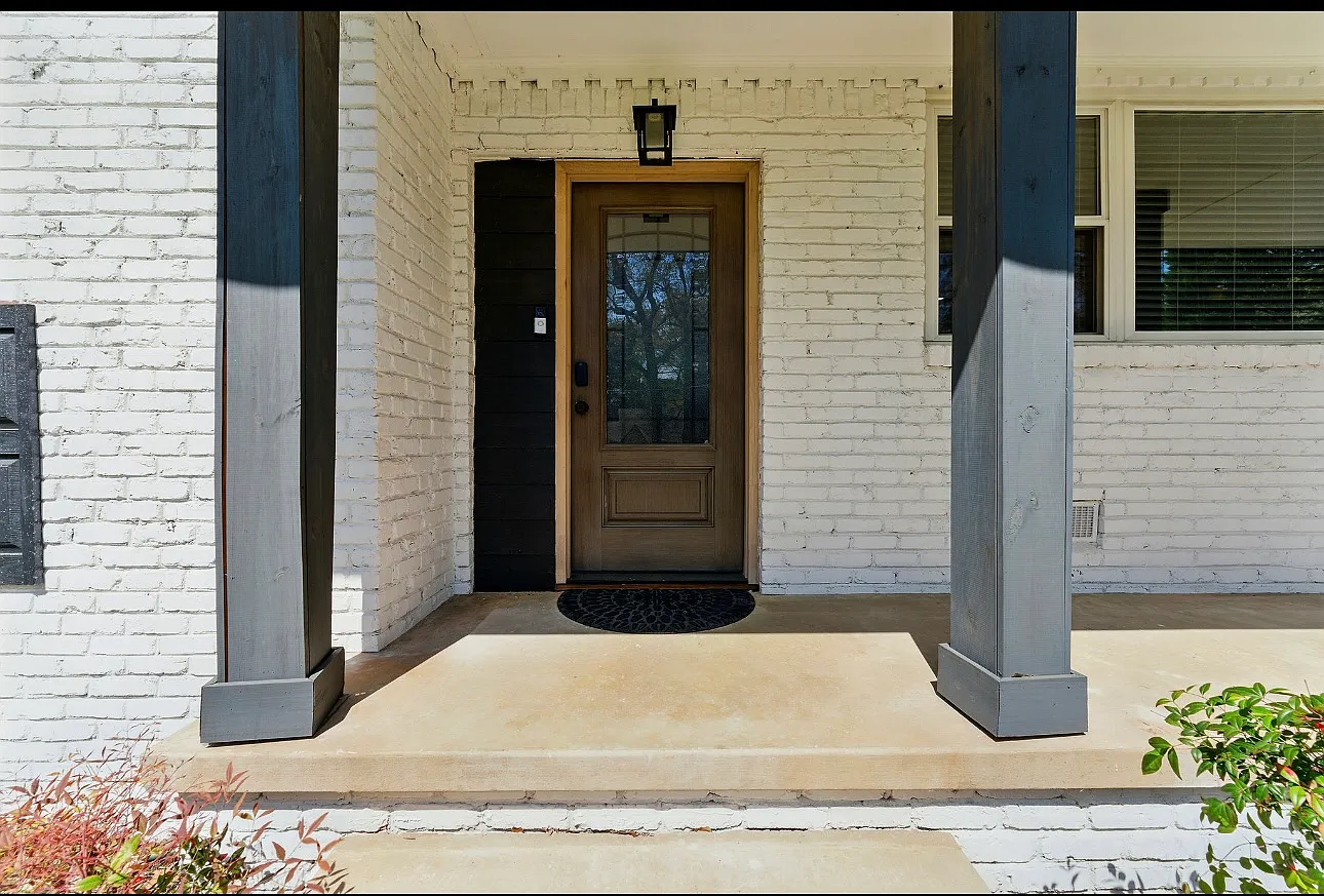 5 bed, 2300 sqft, $4,200 — Photo 2