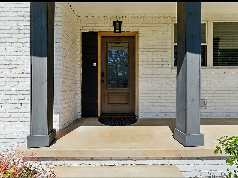 2820 Memorial Dr SE — Photo 2
