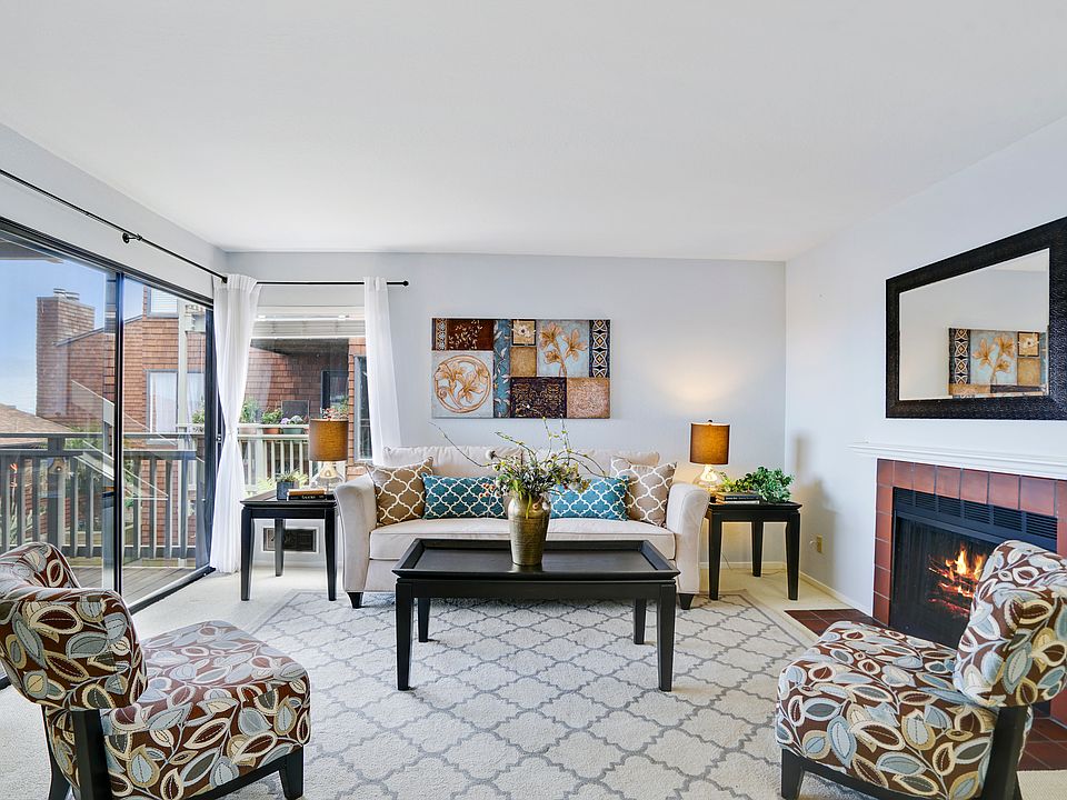 2nd image of 292 Headlands Ct