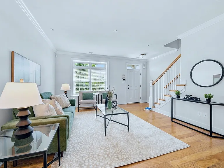 607 W Mulberry St — Photo 2