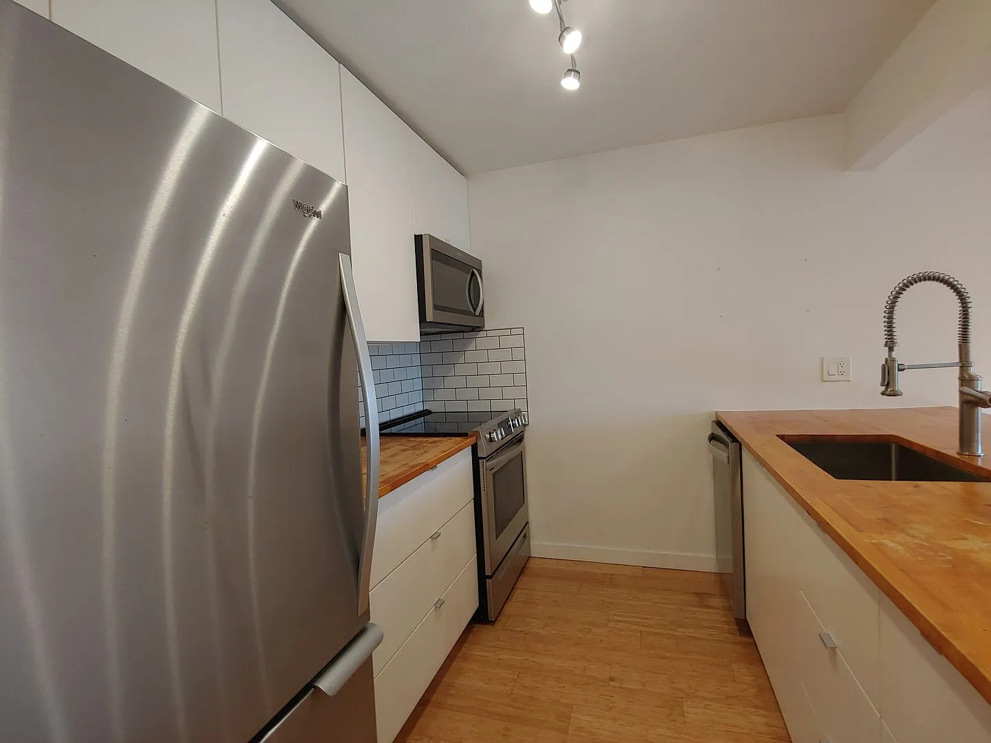 Spacious 1-Bedroom Rental with Parking — Photo 3