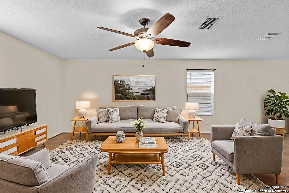 3 bed, 2.5 bath, 2124 sqft, $2,200 — Photo 2