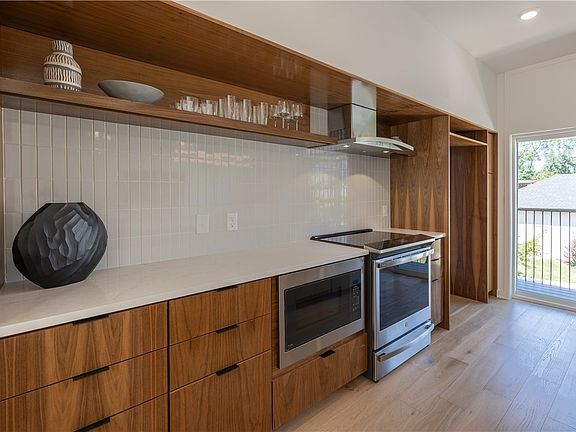 2nd image of 412 SE G St