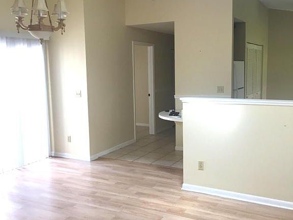 3rd image of 527 Oak Mont Pl