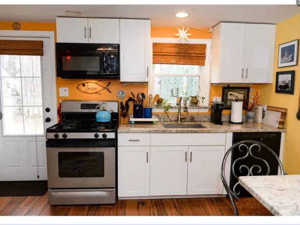 8A Hancock Rd, Barrington, RI 02806