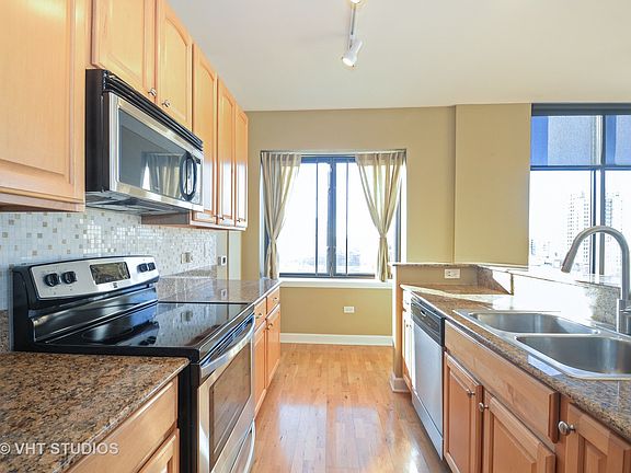 4th image of 1322 S Prairie Ave Unit 1401