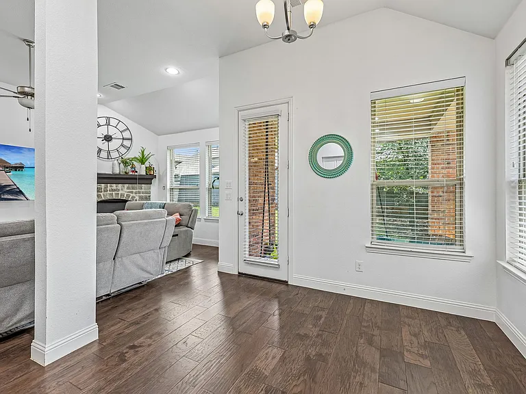808 Parkland Dr — Photo 13