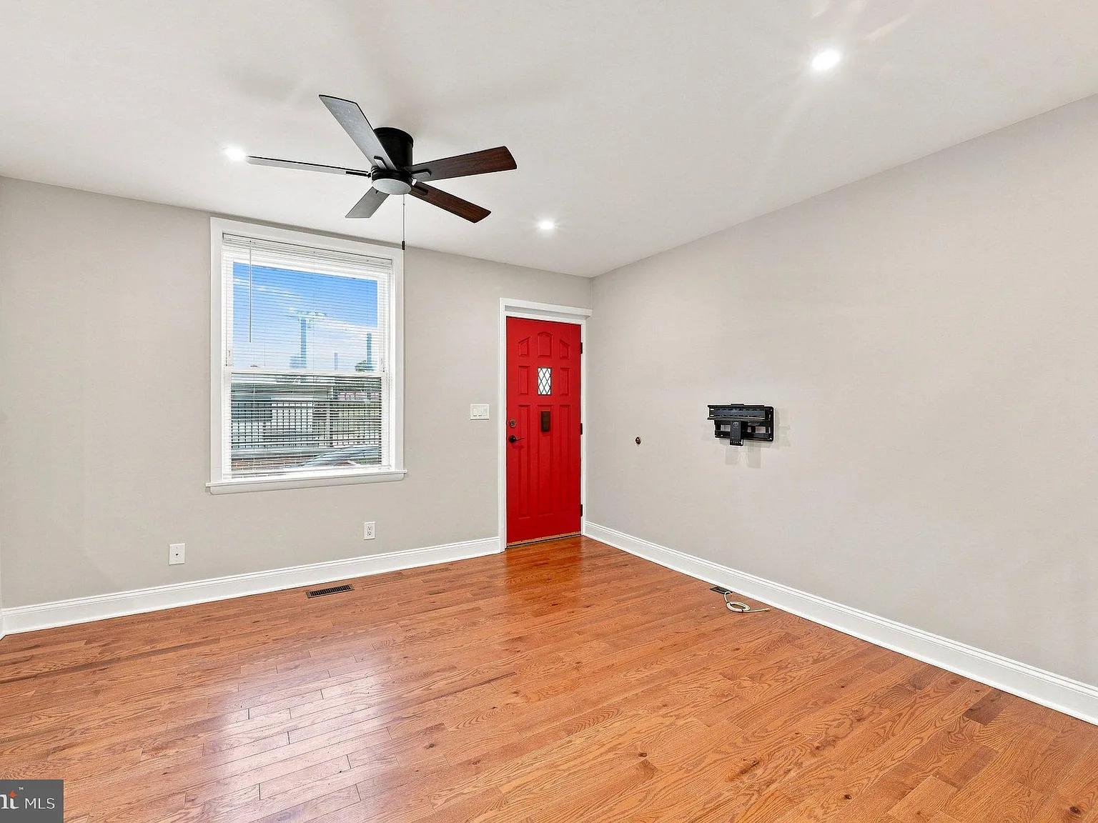 2 bed, 1.0 bath, 776 sqft, $1,300 — Photo 4