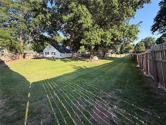 4th image of 200 Percy Ln