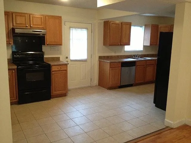 4 bed, 2200 sqft, $1,750 — Photo 4