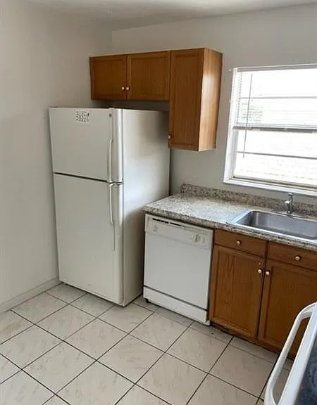 8502 NW 35th St #6 — Photo 3