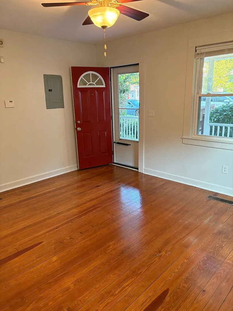 Newer windows, hardwood floors, a big pantry and 9th Street a short walk away. — Photo 3