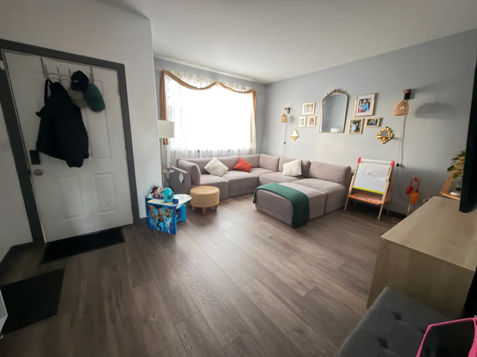 4 bed, 2.5 bath, 2046 sqft, $3,200 — Photo 4