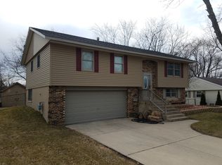 709 Larsen Ave, Streamwood, IL 60107