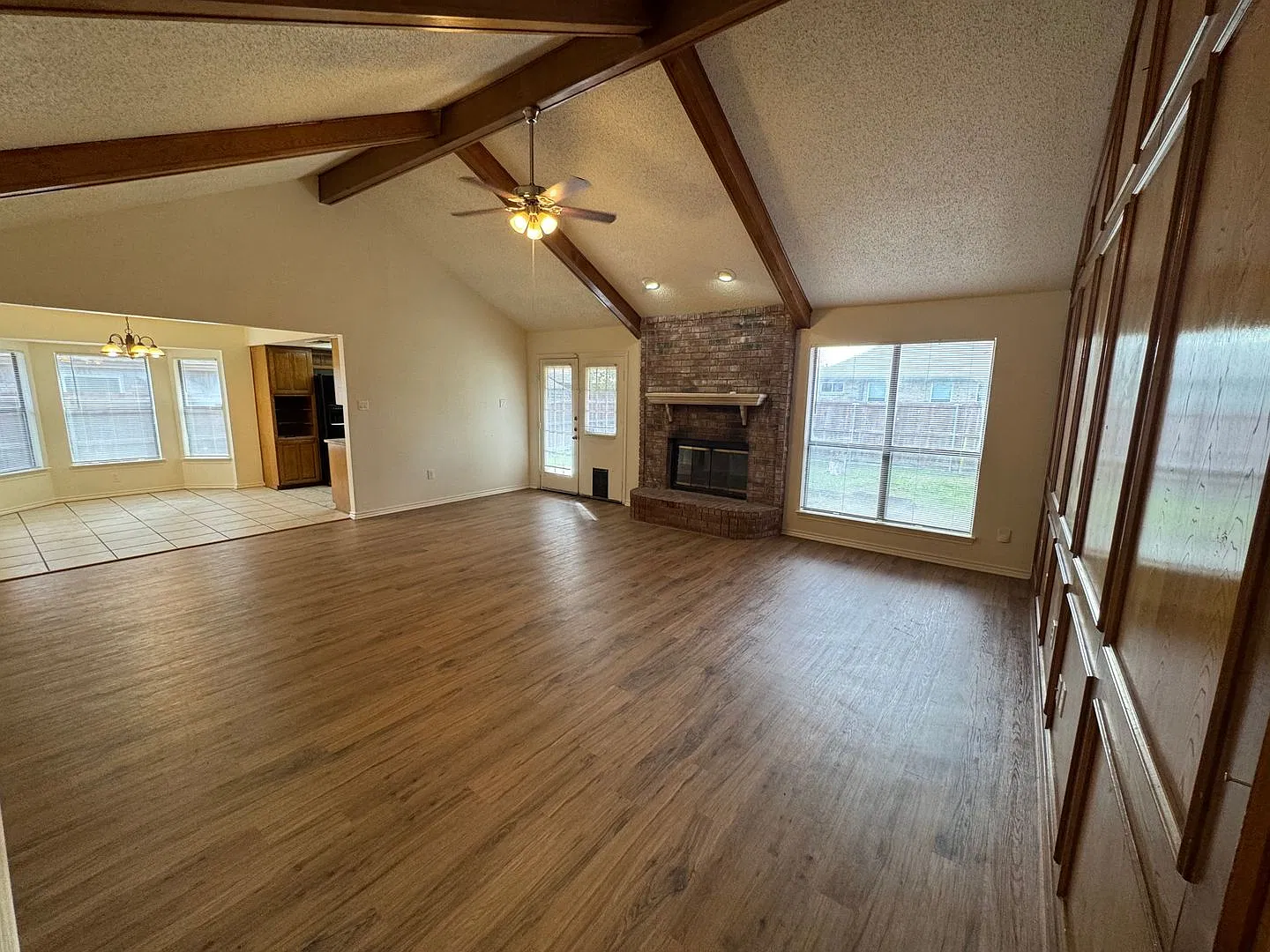 Single Story Home in Arlington near Airport — Photo 2