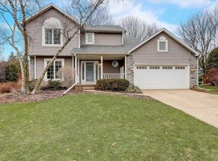 18 Bishops Hill Cir, Madison, WI 53717