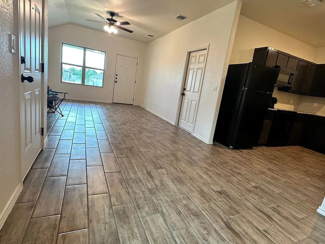 3 bed, 2.0 bath, 1350 sqft, $1,475 — Photo 3