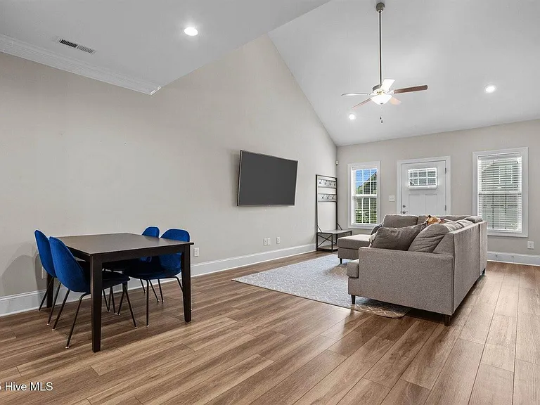 127 Lark Dr — Photo 5
