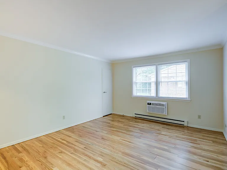 Rivercrest Apartments — Photo 10