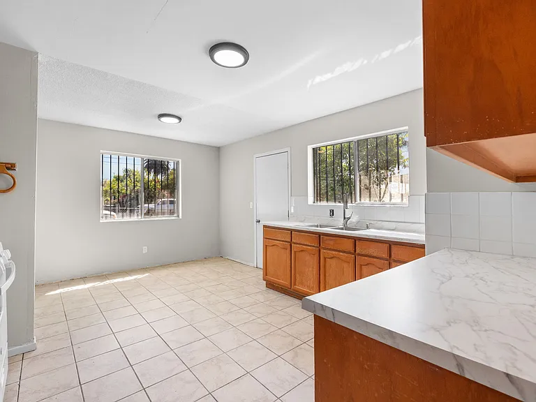207 E Flora St #207 — Photo 7