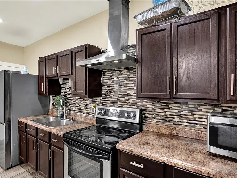 234 W Douglass St — Photo 10