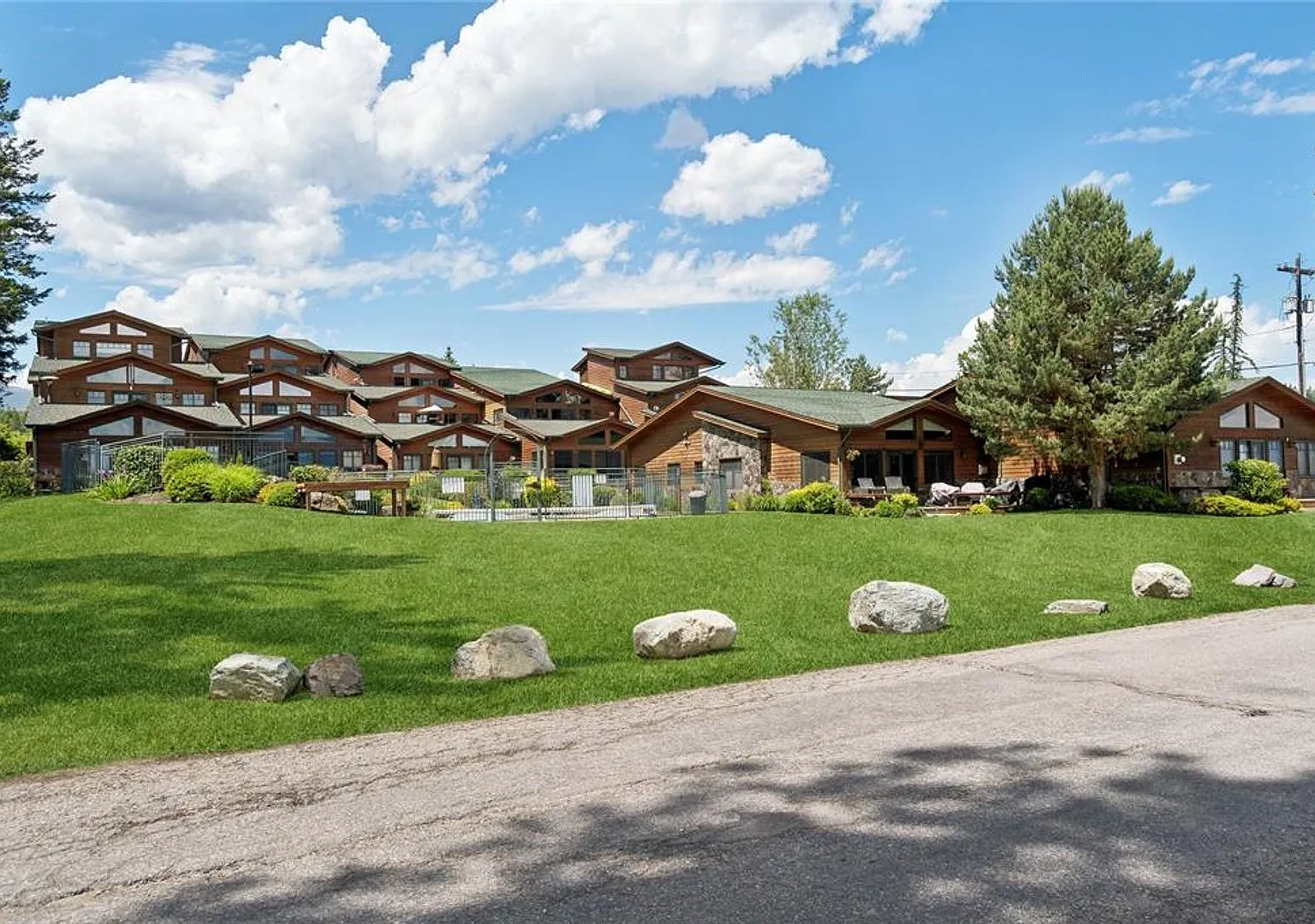 Upscale Lakeside Condo — Photo 4