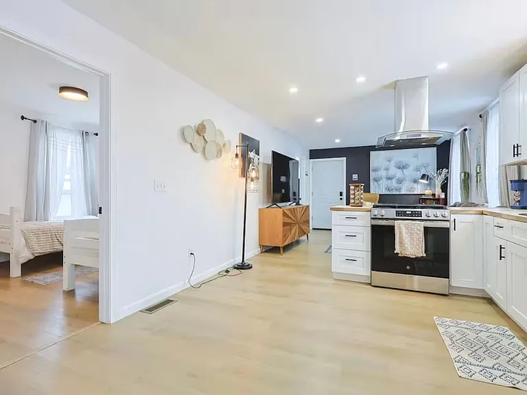 15 Manhattan Street — Photo 9
