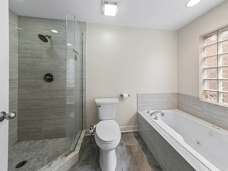 811 W Superior St #4 — Photo 17