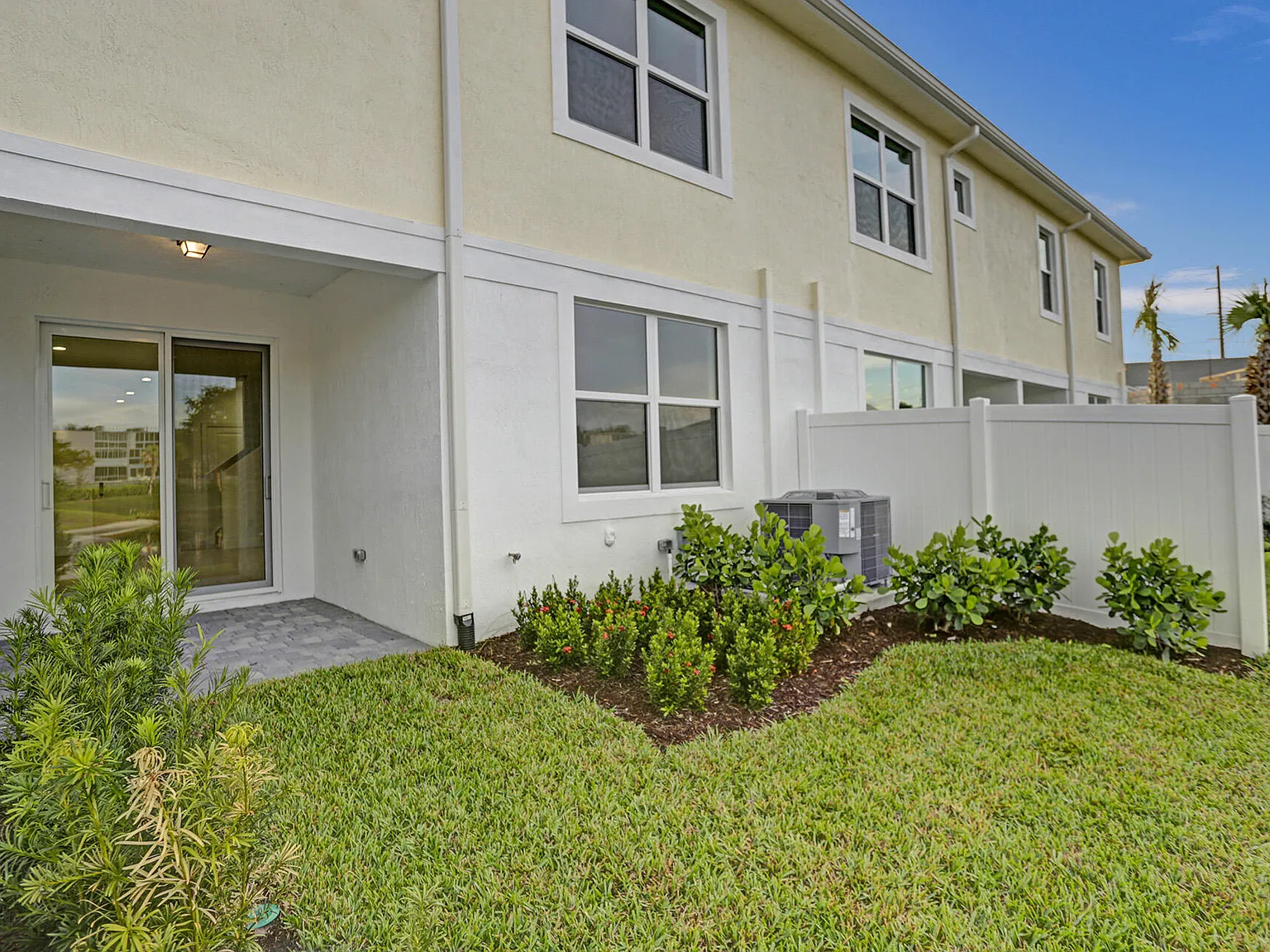 3 bed, 2.0 bath, 1842 sqft, $3,700 — Photo 3